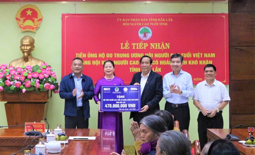 Trung ương Hội Người cao tuổi Việt Nam trao tiền hỗ trợ hội viên khó khăn tại Đắk Lắk